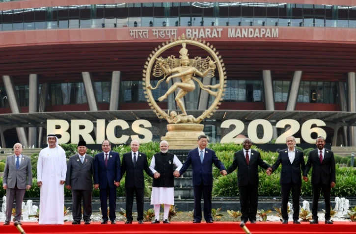 Photographie distribuée par l'agence d'Etat russe Sputnik montrant les dirigeants des pays membres des Brics posant pour la traditionelle photo de famille lors du 18e sommet des BRICS à New Delhi