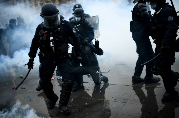 Des policiers arrestent un manifestant, le 30 janvier 2021 à Paris