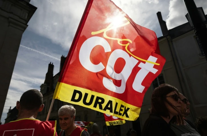 Des employés de Duralex et des membres de la CGT sont rassemblés devant le tribunal de commerce d'Orléans le 17 septembre 2026