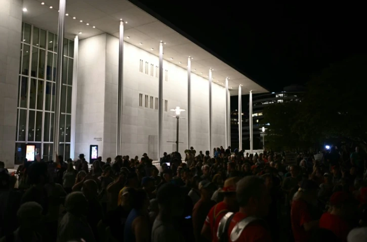 Une foule rassemblée devant le Kennedy Center, haut lieu culturel de Washington que le président américain Donald Trump menace de condamner si son nom n'y est pas accolé, le 18 septembre 2026