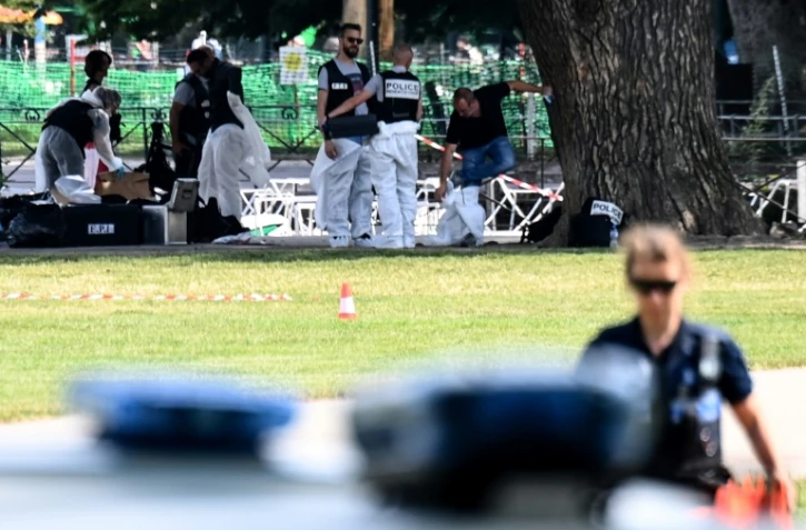 La police scientifique travaille sur la scène de crime dans les Jardins de l'Europe à Annecy, où un homme a poignardé six personnes le 8 juin 2023