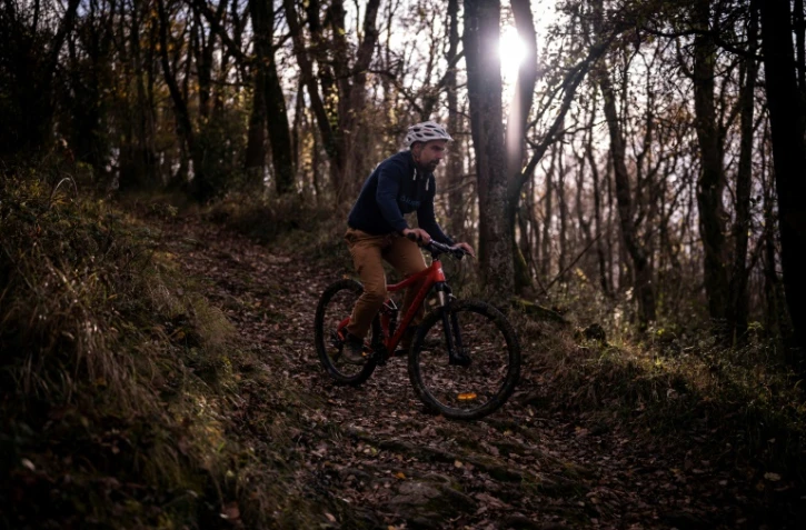 David Labarre, 32 ans et vice-champion de cécifoot en 2012 aux Jeux de Londres, s'entraîne lors d'une sortie en VTT, le 8 décembre 2020 à Aspet, en guise de préparation pour l'ascension de 3 sommets ralliés à vélo