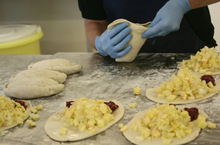 Préparation de Cornish pasties, spécialité britannique