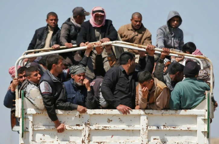 Des réfugiés irakiens qui ont fui les combats entre les forces gouvernementales et le groupe Etat islamique à Mossoul, se dirigent vers le camp de Hammam al-Alil, le 5 avril 2017