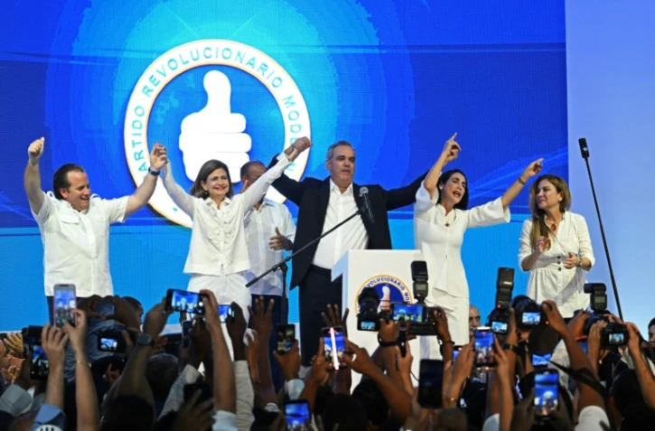 Le président Luis Abinader fête sa victoire à la présidentielle à son quartier général de campagne, le 19 mai à Saint-Domingue, en République dominicaine