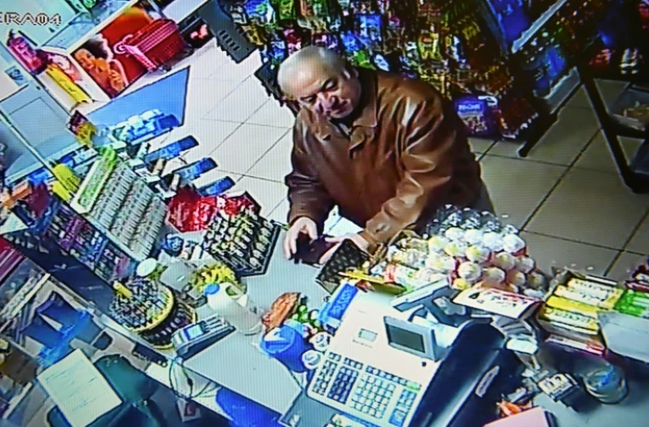Image du 28 février 2018 d'une caméra de surveillance de l'ex-espion russe Sergueï Skripal dans une épicerie de Salisbury (sud-ouest de l'Angleterre), avant son empoisonnement le 5 mars