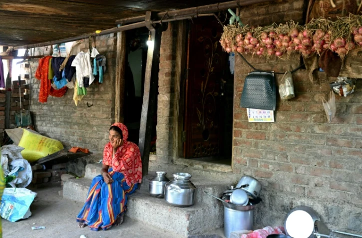 Mirabai Khindkar, dont le mari Amol, agriculteur, s'est suicidé en raison de l'accumulation de prêts financiers, assise devant la maison de ses beaux-parents dans le village d'Ambilwadgaon, dans l'Etat du Maharashtra, le 3 mai 2025 en Inde