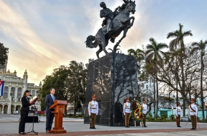 Le président du musée du Bronx de New York Joseph Mizzi fait un discours lors de l'inauguration de la réplique de la statue du héros national cubain José Marti à La Havane, le 28 janvier 2018