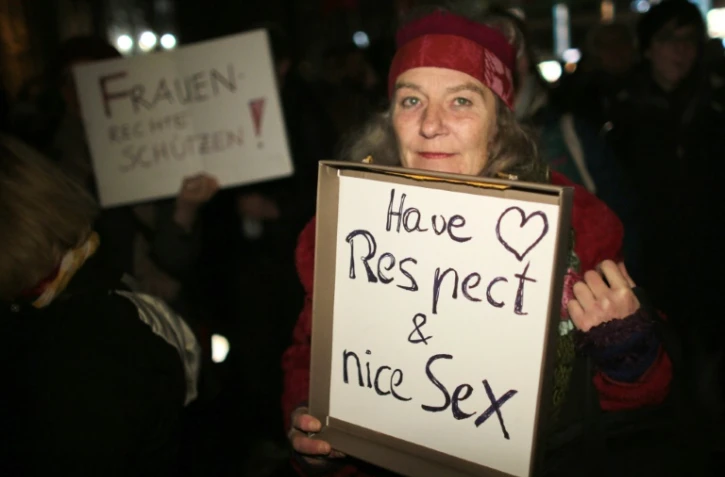 Une femme tient une pancarte "Ayez du respect et du bon sexe" pendant une manifestation Ă Cologne le 5 janvier 2016