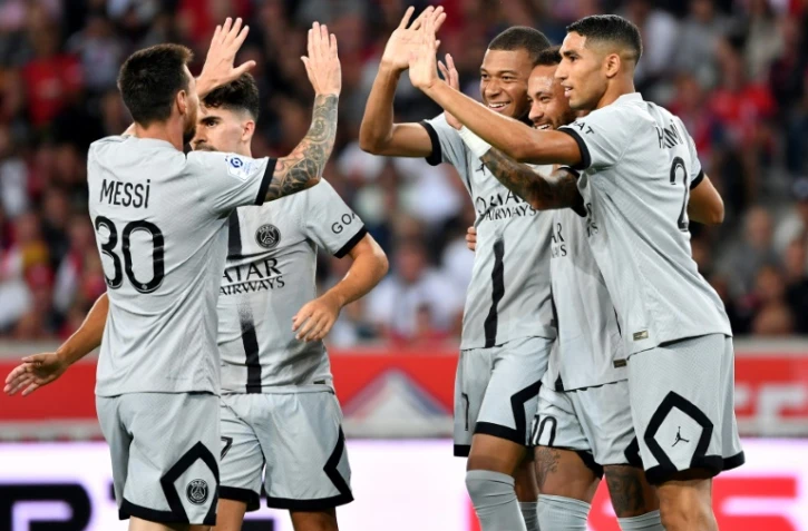 Des joueurs du Paris SG, dont l'Argentin Leo Messi, le Français Kylian Mbappé et le Brésilien Neymar, se congratulent après un but inscrit lors du match à Lille, le 21 août 2022