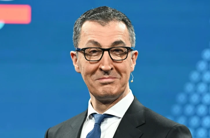 Cem Özdemir, chef de file des Verts, sourit avant le début d'un débat télévisé à Stuttgart, dans le sud de l’Allemagne, le 24 février 2026