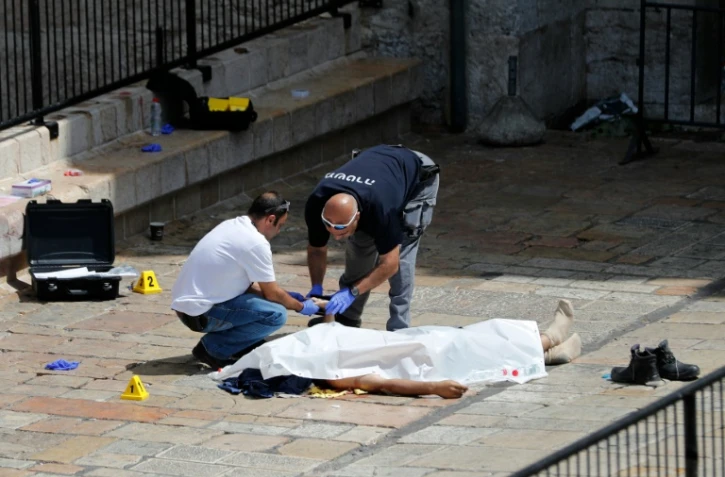 Des policiers israéliens relèvent les empruntes digitales du palestinien abattu après avoir tenté de poignarder une militaire à Jérusalem, le 16 septembre 2016