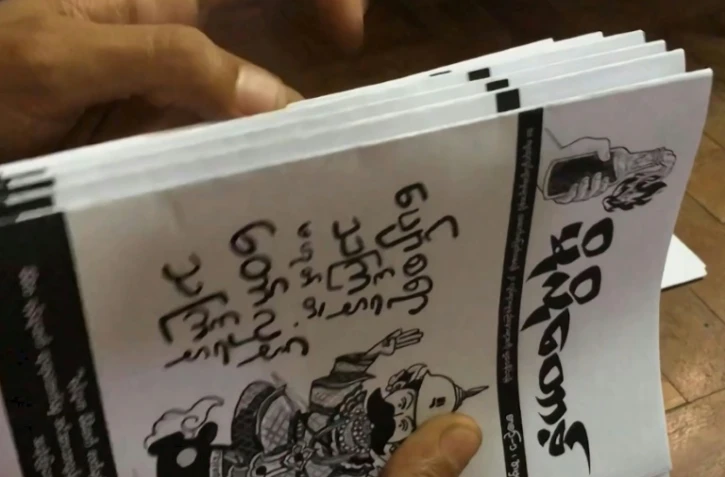 Une capture d'écran d'une vidéo AFP montre des exemplaires du journal clandestin "Molotov" distribué le sous le manteau en Birmanie, le 10 avril 2021