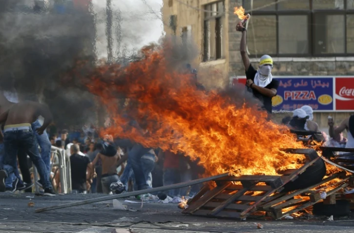 Heurts entre Palestiniens et forces de l'ordre israéliennes le 5 octobre 2015 à Shuafat dans la banlieue de Jérusalem