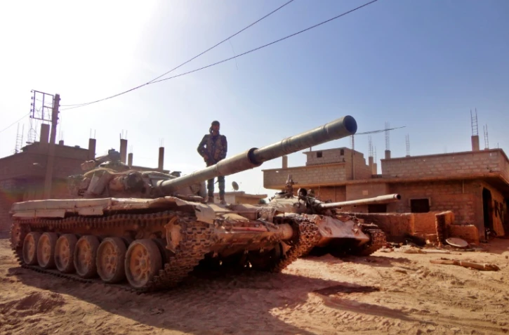 Un soldat syrien le 12 novembre 2016 à Houwayqa près de Deir Ezzor