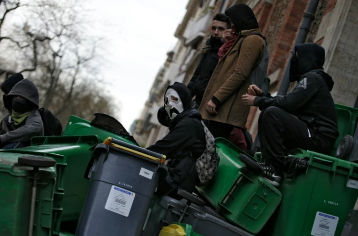 L'entrée d'un lycée bloquée par des jeunes le 5 avril 2016 à Paris