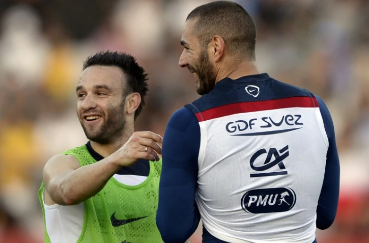 Mathieu Valbuena (de face) et Karim Benzema lors d'une séance d'entraînement de l'équipe de France à Ribeirao Prato au Brésil, le 10 juin 2014