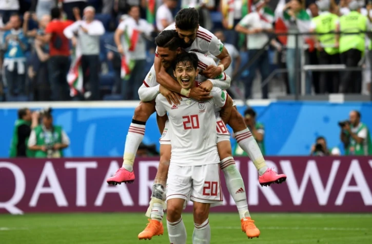 L'attaquant iranien Sardar Azmoun (devant) fêtant, avec des coéquipiers, la victoire de son pays sur le Maroc, le 15 juin 2018 à Saint-Pétersbourg