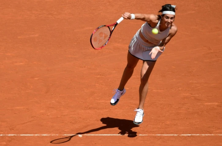 Caroline Garcia au service face l'Espagnole Carla Suarez Navarro à Madrid, le 10 mai 2018