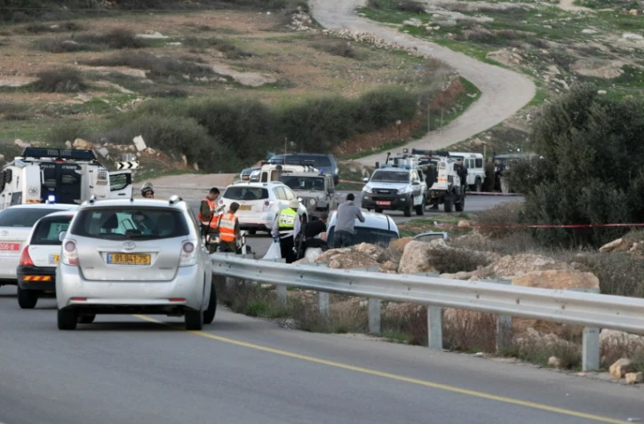Des soldats et policiers israéliens sur les lieux d'une attaque, le 13 novembre 2015 près de Hébron, en Cisjordanie