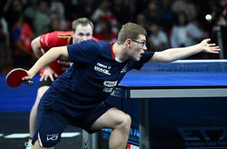 Alexis Lebrun au service lors de la finale des championnats d'Europe de tennis de table le 20 octobre 2024 à Linz, en Autriche. Une heure et demie après avoir remporté le titre en double avec son frère Félix, le pongiste français s'est offert l'or en simple face à l'Allemand Benedikt Duda 