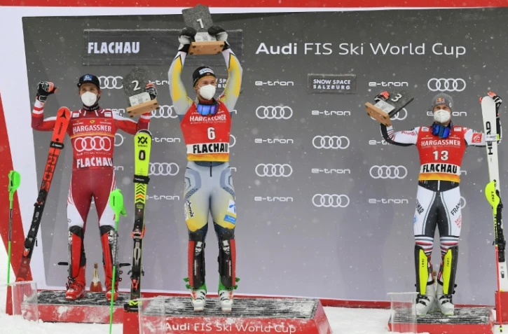 Le podium du slalom de Flachau le 17 janvier 2021 avec de gauche à droite l'Autrichien Marco Schwarz, 2e, le vainqueur norvégien Sebastian Foss-Solevaag et le Français Alexis Pinturault, 3e