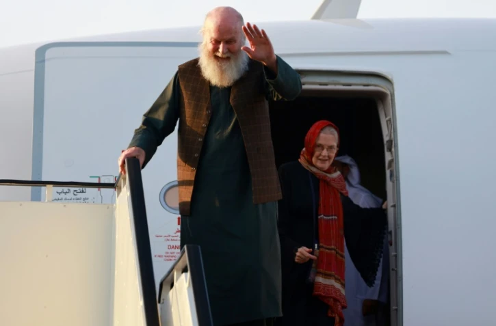 Les Britanniques Peter Reynolds et son épouse Barbie Reynolds, à leur arrivée à l'aéroport de Doha, après avoir été libérés par les autorités talibanes, le 19 septembre 2025 au Qatar