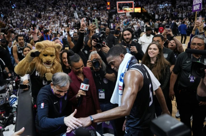 De'Aaron Fox appuie sur le bouton pour allumer le faisceau lumineux de la victoire des Sacramento Kings après leur premier match de play-offs NBA en 17 ans, une victoire à domicile contre les Golden State Warriors, à Sacramento, le 15 avril 2023