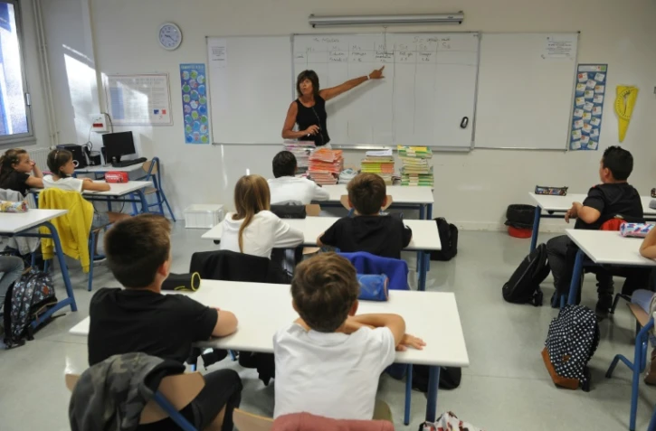 Des collégiens en classe de 6e et leur professeure, à Ayrte (Charente-Maritime), le 1er septembre 2015