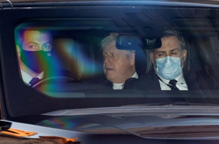 Le Premier ministre britannique Boris Johnson (C) quitte en voiture la Chambre des Communes, à Londres le 12 janvier 2022