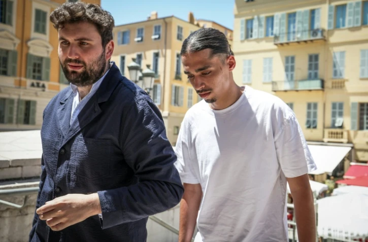 Le streamer français Safine Hamadi (d.), connu sous le nom de Safine, arrive avec son avocat Michel Tom au tribunal de Nice, dans les Alpes-Maritimes, pour l'ouverture de son procès, le 6 juillet 2026