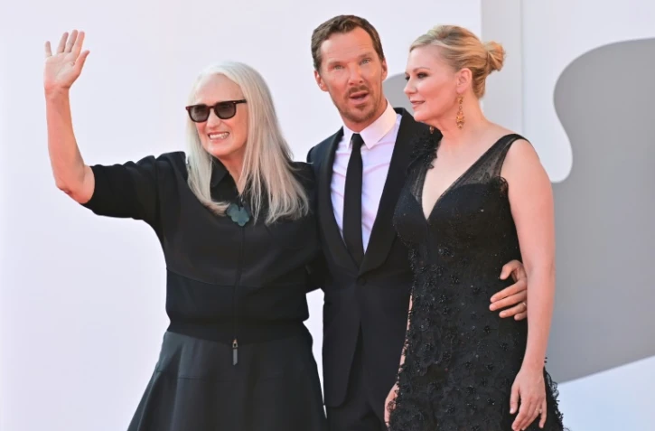La réalisatrice Jane Campion (gauche), l'acteur Benedict Cumberbatch (centre) et l'actrice Kirsten Dunst (droite) à Venise, en Italie, le 2 septembre 2021