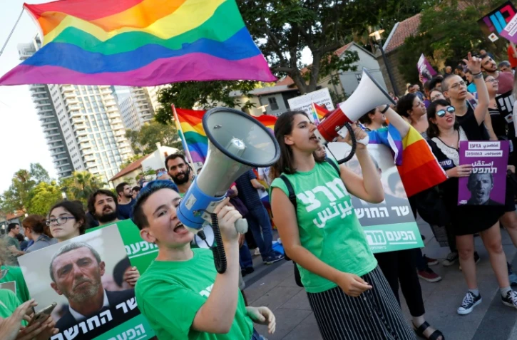 Des membres de la communauté LGBT défilent à Tel-Aviv le 14 juillet 2019 pour demander la démission du ministre de l'Education Rafi Peretz