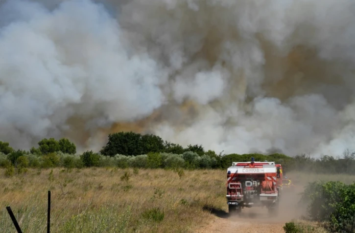 Un camion de pompiers se dirige vers un feu à Vauvert (Gard) le 2 août 2019