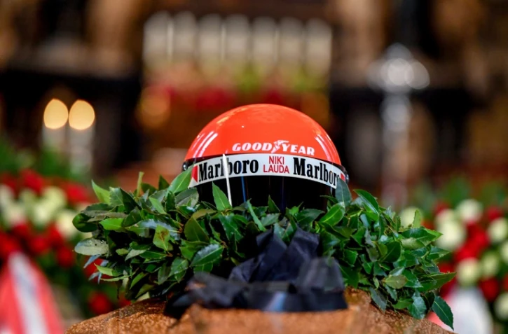 Le casque de l'ancien pilote de F1, Niki Lauda, posé sur son cercueil lors de la cérémonie funéraire à la cathédrale Saint-Stevens de Vienne, en Autriche, le 29 mai 2019