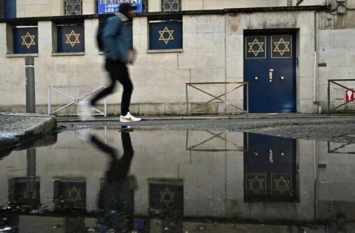 Devant la synagogue de Rouen, le 7 janvier 2025