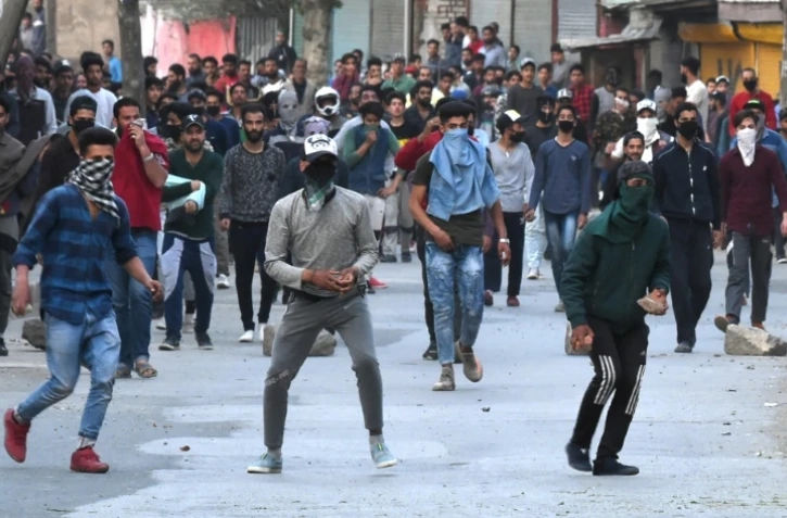 Des manifestants se heurtent aux forces de l'ordre indiennes pendant une journée de grève à l'appel des séparatistes du Cachemire, à Srinagar le 2 avril 2018
