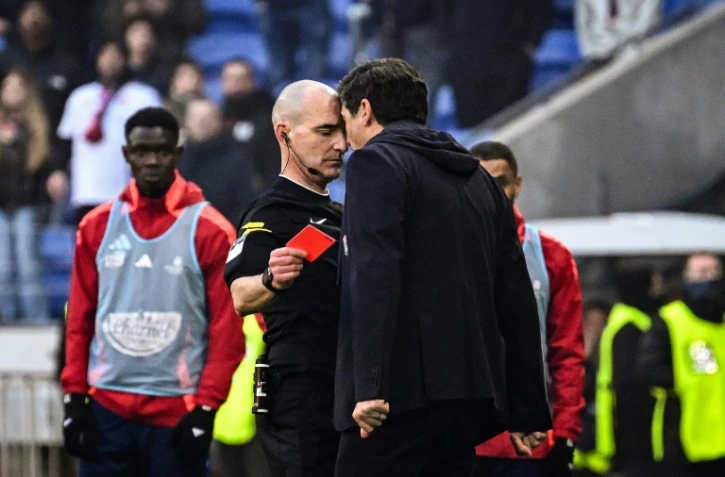 L'entraîneur de Lyon Paulo Fonseca s'en prend à l'arbitre Benoît Millot, lors du match contre Brest, le 5 mars 2025 à Décines-Charpieu