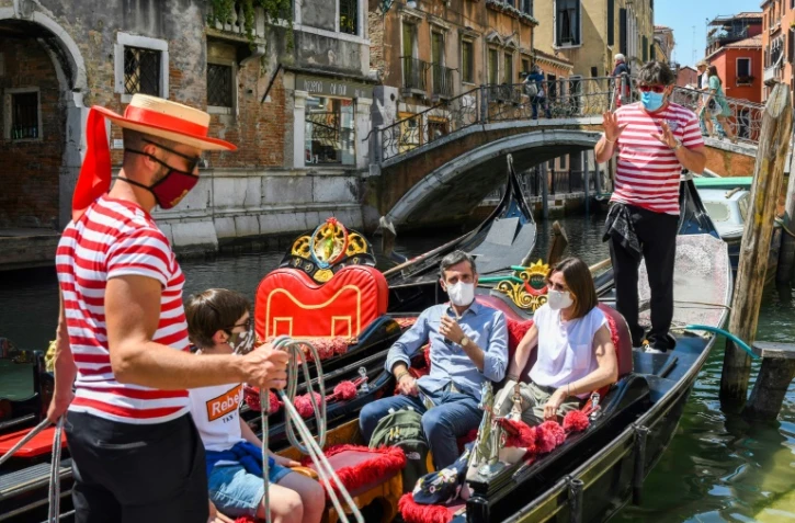 Des gondoliers promènent des clients à Venise, le 12 juin 2020