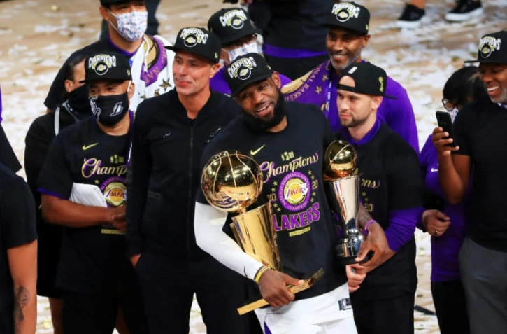 La star des Los Angeles Lakers, Lebron James (centre), a été élu MVP des finales NBA, après le 17e sacre de son équipe, le 11 octobre 2020 à Orlando 