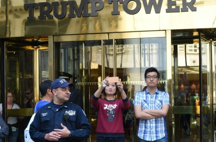 Des touristes devant la Tour Trump à New York, le 23 mai 2016