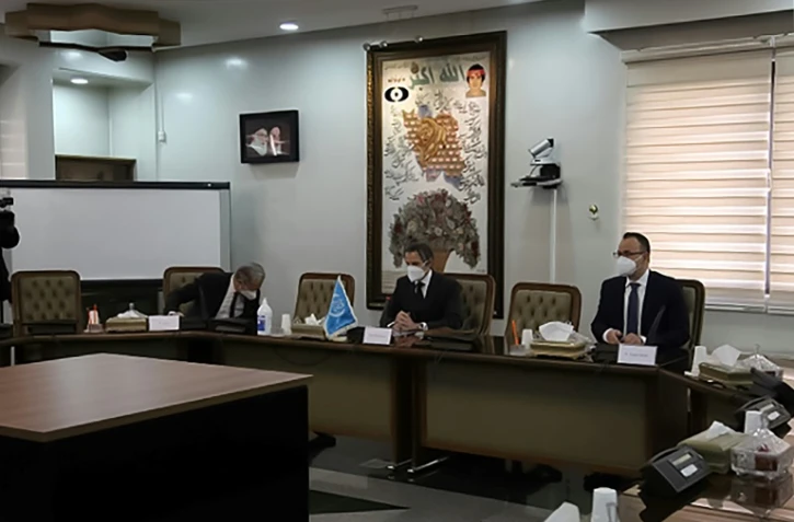 Photo, fournie par l'Organisation iranienne de l'énergie atomique, du directeur de l'Agence internationale de l'énergie atomique Rafael Grossi (c), lors d'une réunion à Téhéran, le 21 février 2021