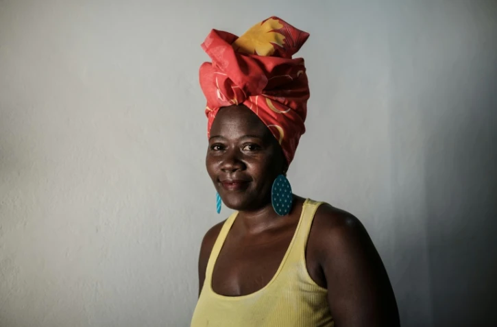 La styliste brésilienne Rogéria Ferreira porte un turban pour respecter les préceptes du candomblé, religion apparue au Brésil au XVIe siècle avec l'arrivée d'esclaves venus d'Afrique, à Rio de Janeiro, le 3 mai 2017