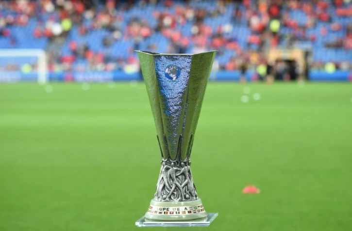 Le trophée de l'Europa League sur la pelouse lors de la finale Liverpool-Séville à Bâle, le 18 mai 2016