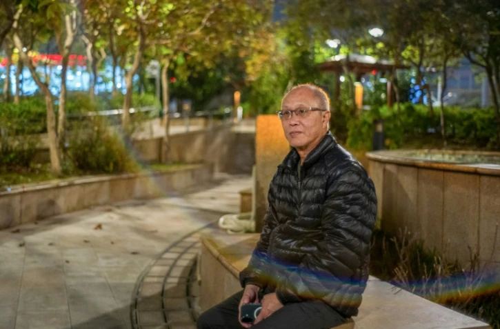 Yip Ka-kui dans un parc près du complexe résidentiel de Wang Fuk Court, le 10 décembre 2025 à Hong Kong, où un incendie a ravagé fin novembre sept tours d'habitation, tuant plus d'une centaine de personnes, dont sa femme