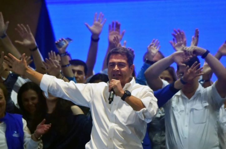 L'actuel président hondurien et candidat à sa réélection Juan Orlando Hernandez lors d'un meeting à Tegucigalpa le 26 novembre 2017.