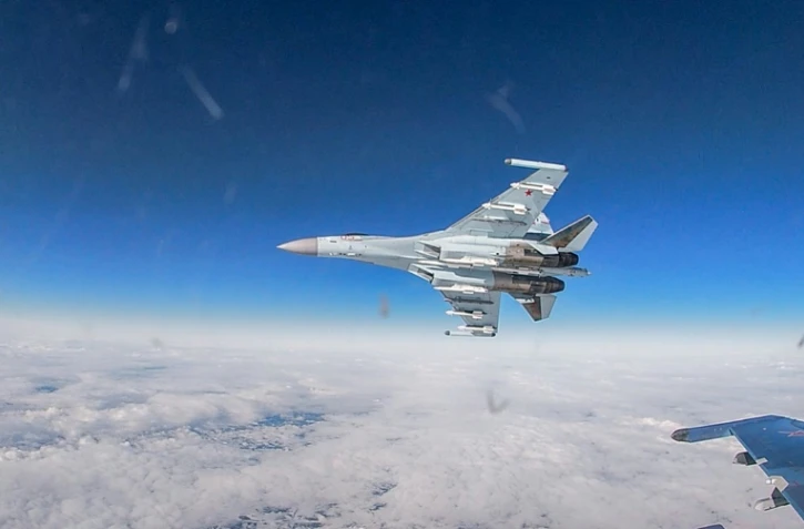 Sur cette photo tirée d'une vidéo du ministère russe de la Défense, un avion de combat Su-30SM participe à des manoeuvres conjointes des forces russes et bélarusses, le 16 février 2022 près de Brest (Bélarus)