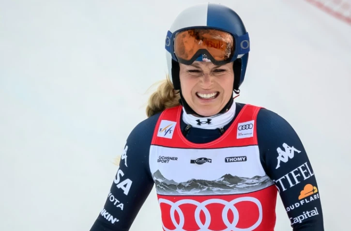 La star américaine Lindsey Vonn grimaçante après sa chute lors de la descente de Crans-Montana, en Coupe du monde de ski alpin, le 30 janvier 2026