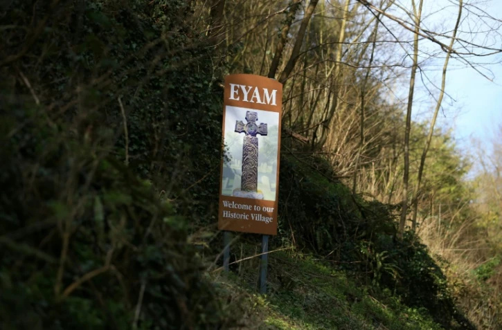 Un panneau accueille les visiteurs à l'entrée du village D'Eyam, dans le Nord de l'Angleterre, le 23 mars 2020.