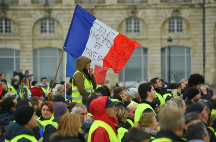 Des "gilets jaunesé manifestent contre la hausse des prix du pétrole et du coût de la vie à Bordeaux, le 1er décembre 2018